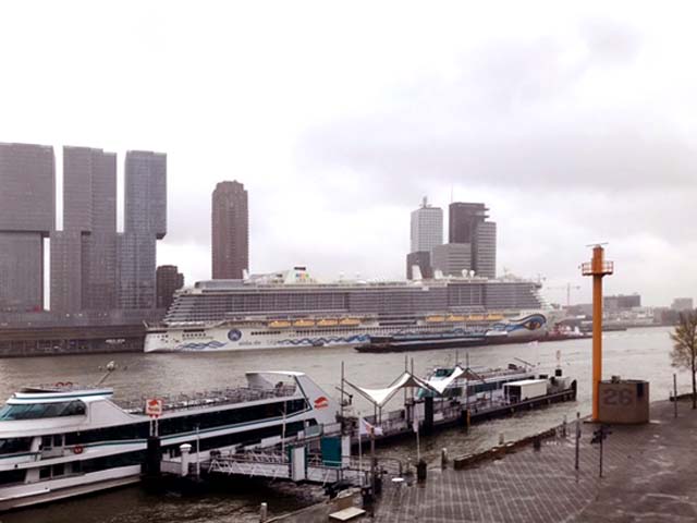 Cruiseschip ms AIDAnova aan de Cruise Terminal Rotterdam